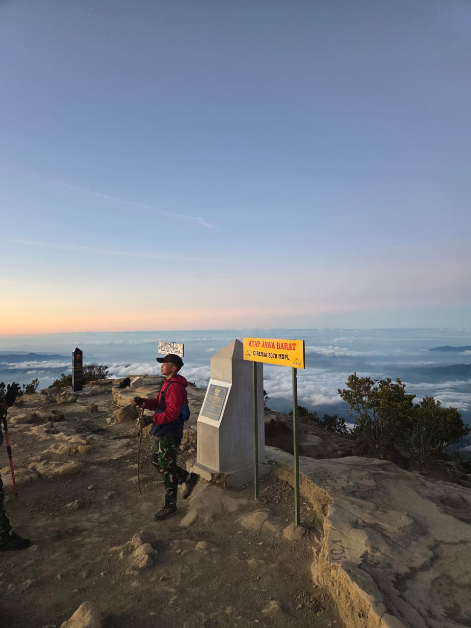 Anggota Arhanud sedang berfoto di papan bertuliskan Atap Jawa Barat.